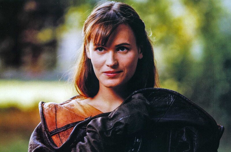 Ridicule - Von der Lächerlichkeit des Scheins – Bild: 1996 Catherine Cabrol MPA/​Epithète Films/​Ciné A/​France 3 Cinéma /​ Mathilde de Bellegarde (Judith Godrčche) weckt das Interesse des jungen Adeligen Ponceludon de Malavoy.