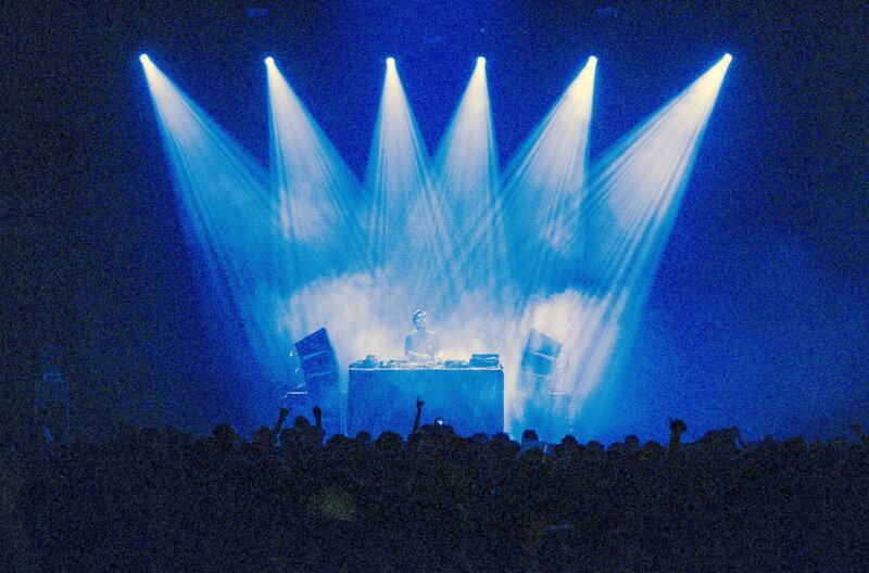 Laurent Garnier: Off the Record – Bild: Featuristic Films /​ Laurent Garnier auf dem Dour Festival in Belgien im Jahr 2019