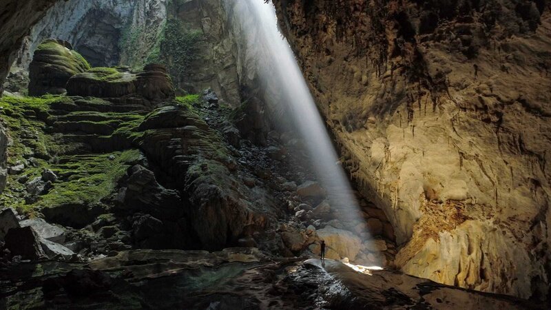 Die Son-Doong-Höhle ist die größte der Welt und bietet Platz für eigene Wälder, die zahlreiche Tier- und Pflanzenarten beherbergen. – Bild: ZDF und © gettyimages./​© gettyimages