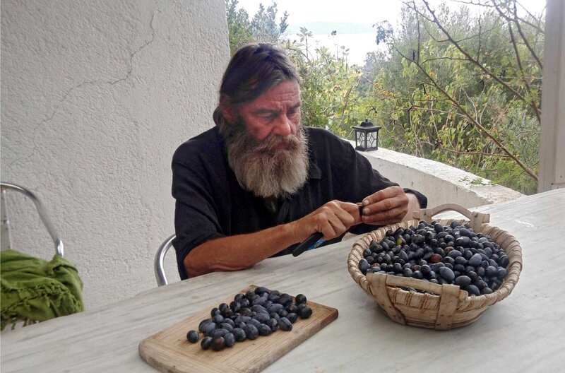 Michael Born mit seiner handverlesenen Olivenernte in seinem Haus in Griechenland. – Bild: SWR/Christoph Würzburger Michael Born mit seiner handverlesenen Olivenernte in seinem Haus in Griechenland. – Bild: SWR/Christoph Würzburger