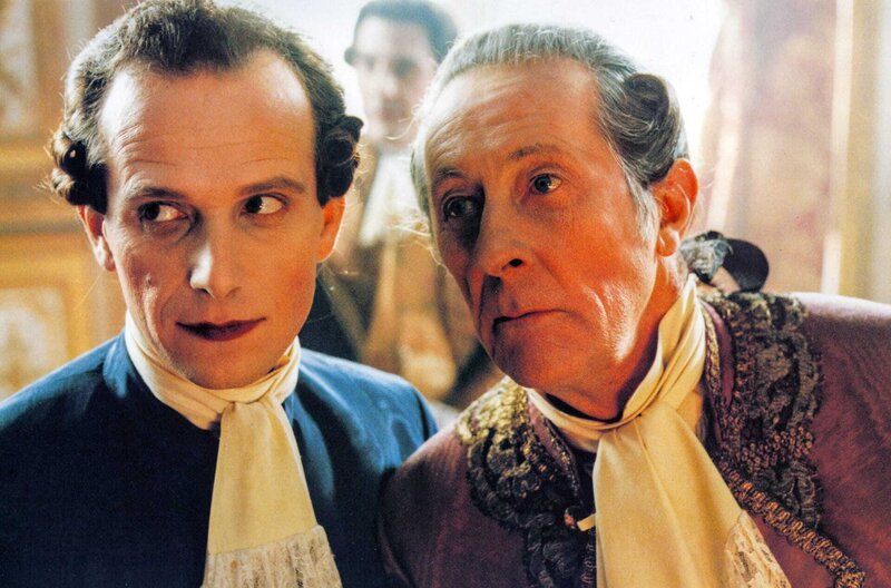 Ridicule - Von der Lächerlichkeit des Scheins – Bild: 1996 Catherine Cabrol MPA/​Epithète Films/​Ciné A/​France 3 Cinéma /​ Esprit und eine scharfe Zunge gehören in Versailles zum Tagesgeschäft: Der Marquis de Bellegarde (Jean Rochefort, re.) klärt den jungen Adeligen Ponceludon de  …