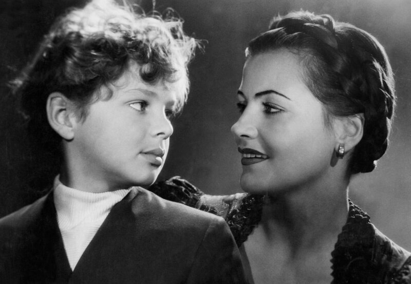 Endlich lernt der kleine Thymian (Michael Ande) seine leibliche Mama (Edith Mill) kennen. – Bild: BR/​ARD Degeto