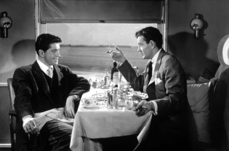 Der Fremde im Zug – Bild: Kirch Media /​ Bruno Antony (Robert Walker, re.) macht dem Tennisstar Guy Haines (Farley Granger, li.) ein unmoralisches Angebot.