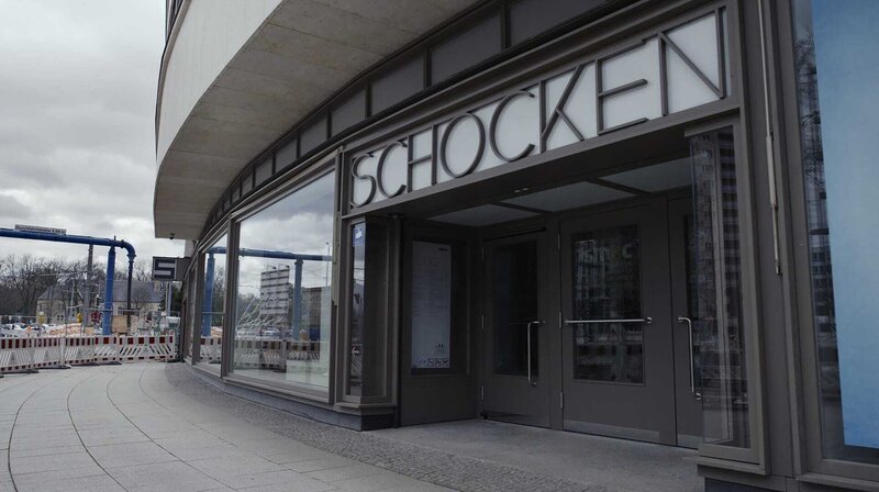 Vor 90 Jahren, am 1. April 1933, wurden in Deutschland auch seine Kaufhäuser boykottiert. Später wurden sie von den Nazis „arisiert“. Da war der Unternehmer und Mäzen Salman Schocken schon geflohen. Der Film setzt sich erstmals mit dem spannenden Leben dieses engagierten Kulturkämpfers auseinander und verfolgt die Spuren seines Wirkens in Deutschland und Israel heute. – Chemnitz, SMAC – von Mendelsohn gebautes Kaufhaus, Foto aus 2020. – Bild: rbb/Noemi Schory Vor 90 Jahren, am 1. April 1933, wurden in Deutschland auch seine Kaufhäuser boykottiert. Später wurden sie von den Nazis „arisiert“. Da war der Unternehmer und Mäzen Salman Schocken schon geflohen. Der Film setzt sich erstmals mit dem spannenden Leben dieses engagierten Kulturkämpfers auseinander und verfolgt die Spuren seines Wirkens in Deutschland und Israel heute. – Chemnitz, SMAC – von Mendelsohn gebautes Kaufhaus, Foto aus 2020. – Bild: rbb/Noemi Schory