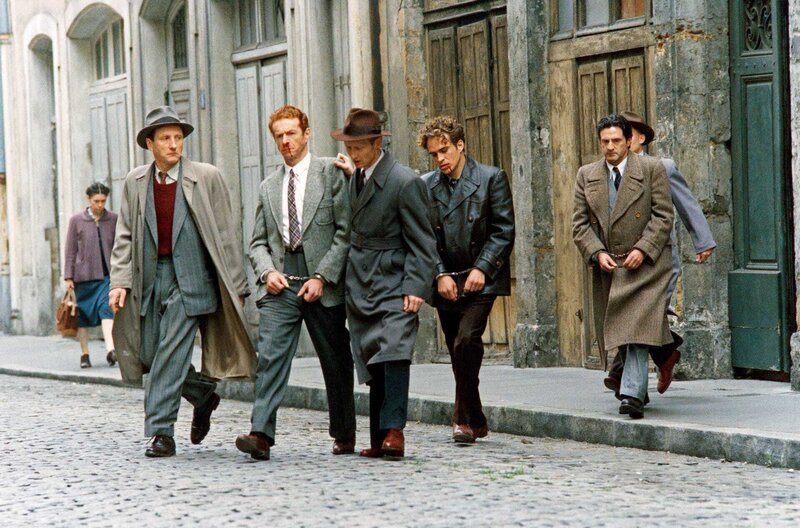 Raymond (Daniel Auteuil, re.), Serge (Eric Boucher, 2.v.r.) und Aubry (Franck de la Personne, 4.v.r.) werden von französischen Polizisten in Zivil wegen Schwarzhandel verhaftet. Jemand muss sie verraten haben … – Bild: ARTE F /​ © Etienne George /​ © Etienne George