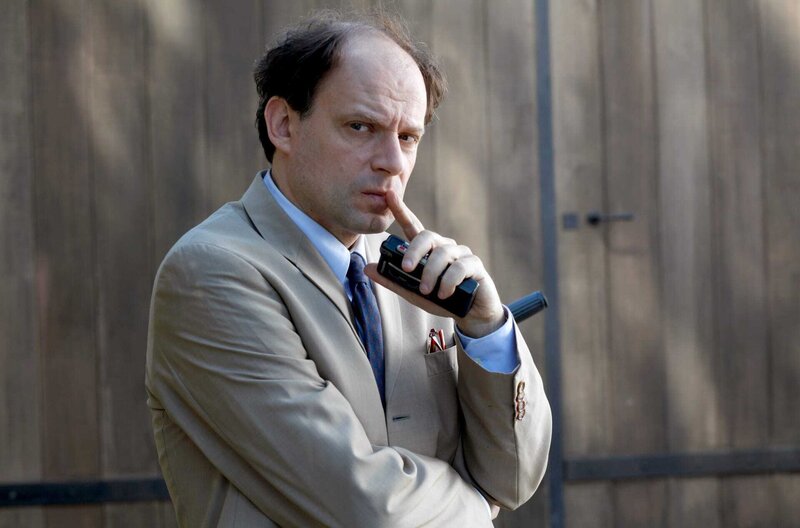 Omar - Ein Justizskandal – Bild: Hole In One Films /​ Der Schriftsteller Pierre-Emmanuel Vaugrenard (Denis Podalydès) hat Zweifel an der Schuld des Gärtners und macht sich auf Spurensuche …