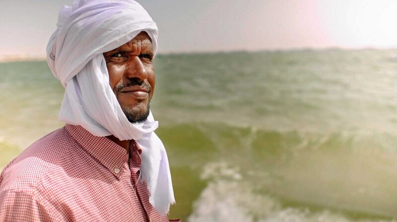 Nouadhibou, West-Mauretanien: Der Salzarbeiter Sidi Fadoua sucht an einem kühleren Ort an der Küste Mauretaniens nach Arbeit. – Bild: WDR/BBC Nouadhibou, West-Mauretanien: Der Salzarbeiter Sidi Fadoua sucht an einem kühleren Ort an der Küste Mauretaniens nach Arbeit. – Bild: WDR/BBC