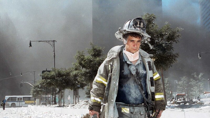 Sie gehören zu den Helden des 11. Septembers 2001 – die Feuerwehrleute New Yorks. 343 von ihnen starben beim Einsturz der Türme. – Bild: N24 Doku