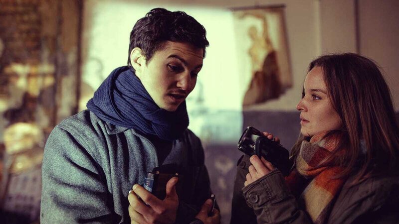 Theo (Schultz, Tim Oliver, l.); Marnie (Sonja Gerhardt, r.) – Bild: Dieses Bild darf ausschließlich nach Maßgabe der Allgemeinen Geschäftsbedingungen für die Presselounges der Sender der ProSiebenSat.1 Media SE (AGB) genutzt werden. Die in den AGB festgesetzten Rechteeinschränkungen sind unbedingt  …