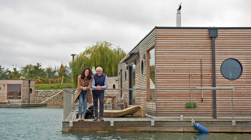 Dorothee Dingebauer hat den Sprung ins sprichwörtlich kalte Wasser gewagt und zusammen mit ihrem Mann Volker einen klassischen Milchhof – ohne realistische Zukunft – in ein Ferienparadies mit Hausbooten umgewandelt und schafft so für ihre drei Kinder eine Zukunft auf dem Land. Am Diersfordter Waldsee, einem der größten Baggerseen am Niederrhein, vermietet das Ehepaar Hausboote als Ferienwohnung. – Bild: WDR/​Melanie Grande