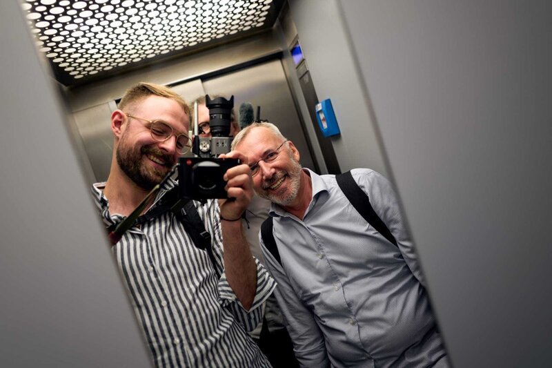 Kameraassistent und Fotograf Fabian Sorger mit Gestalter Werner Horvath. – Bild: ORF/​Fabian Sorger