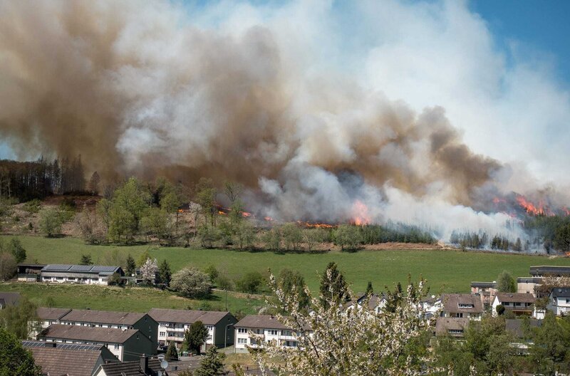 Wald in Flammen: In Gummersbach droht das Feuer auf die Häuser über zu springen. – Bild: WDR/​Reinhard Simon