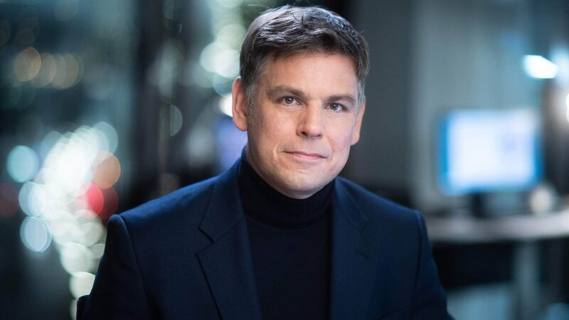 Moderator Dr. Claas T. Buschmann von der Charité in Berlin, Oberarzt Rechtsmedizin – Bild: RTL /​ Spiegel TV