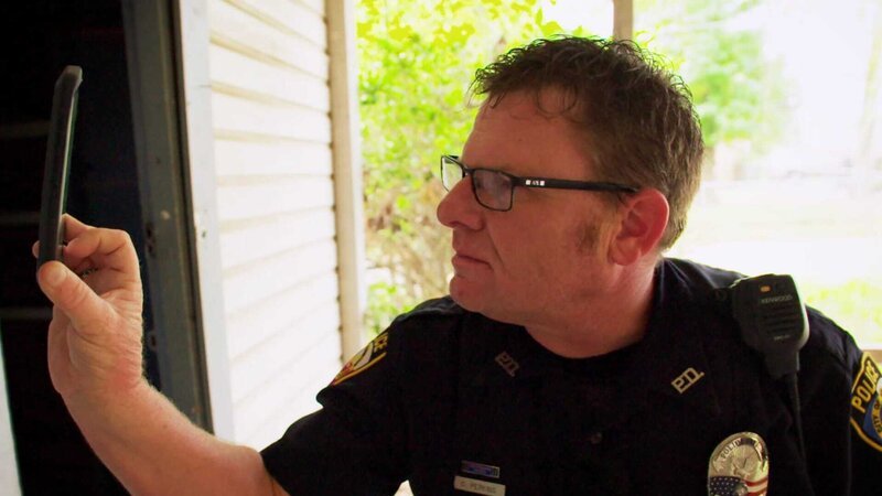 The Chief of Police in Texas kicks a door to rescue a suicidal girl. The reasons for the suicide attempt lie in the private sphere. – Bild: Warner Bros. Discovery