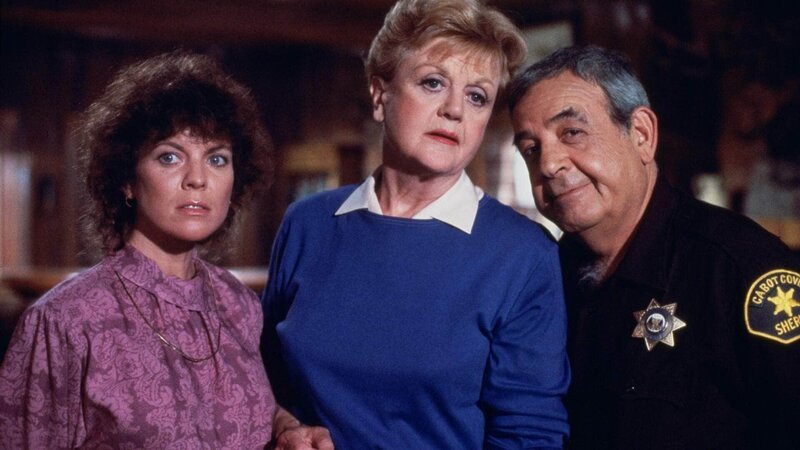 Von links: Maggie Roberts (Erin Moran), Jessica Fletcher (Angela Lansbury) und Sheriff Amos Tupper (Tom Bosley) – Bild: TVNOW/​1986 Universal City Studios LLLP