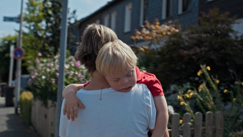 Linda ist alleinerziehende Mutter von vier Kindern. Vor allem ihr Sohn mit Downsyndrom braucht viel Aufmerksamkeit und Fürsorge. Ihren Job hat sie für die Familienbetreuung aufgeben müssen. – Bild: ZDF und Frank Amann. Linda ist alleinerziehende Mutter von vier Kindern. Vor allem ihr Sohn mit Downsyndrom braucht viel Aufmerksamkeit und Fürsorge. Ihren Job hat sie für die Familienbetreuung aufgeben müssen. – Bild: ZDF und Frank Amann.