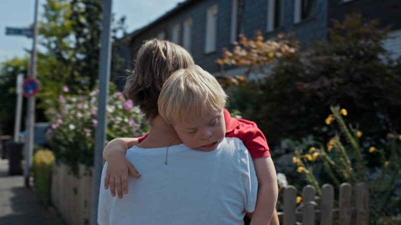 Linda ist alleinerziehende Mutter von vier Kindern. Vor allem ihr Sohn mit Downsyndrom braucht viel Aufmerksamkeit und Fürsorge. Ihren Job hat sie für die Familienbetreuung aufgeben müssen. – Bild: ZDF und Frank Amann.