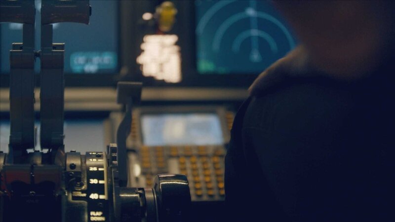 Die Piloten sind im Umgang mit dem System nicht geschult und können die Unglücke nicht verhindern. – Bild: ZDF und Jeremy Gould./Jeremy Gould Die Piloten sind im Umgang mit dem System nicht geschult und können die Unglücke nicht verhindern. – Bild: ZDF und Jeremy Gould./Jeremy Gould