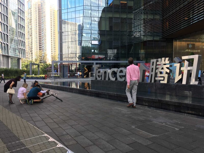 Michael Wood and film crew outside Tencent headquarters Shenzhen. – Bild: Spiegel Geschichte