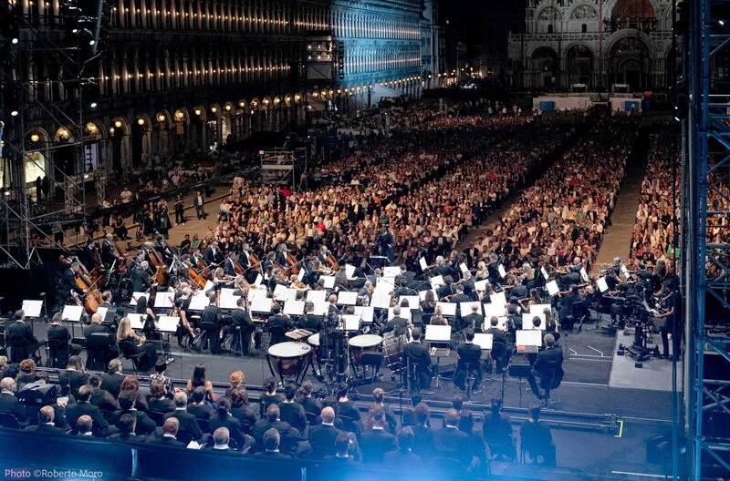 Beethoven Symphonie Nr. 9 - Piazza San Marco, Venezia – Bild: Roberto Moro /​ Das Vokalquartett besteht aus Federica Lombardi (Sopran), Michael Schade (Tenor), Veronica Simeoni (Mezzosopran) und Mark S. Doss (Bass), Chorleiter ist Alfonso Caiani.