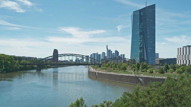 In Frankfurt infiltriert man unter anderem Wasser aus dem Main ins Grundwasser. – Bild: BR/​HR