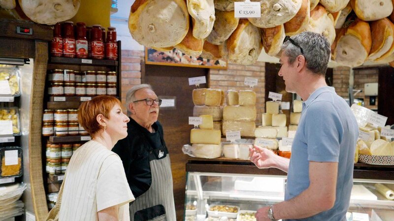 Bologna ist die kulinarische Hauptstadt Italiens. Ingo Zamperoni mit Stefania in einem Feinkostladen für Parmaschinken und Parmesan. – Bild: NDR/​Martin Kobold