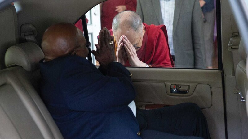 Erzbischof Desmond Tutu (l.) und der Dalai Lama Die Verwendung des sendungsbezogenen Materials ist nur mit dem Hinweis und Verlinkung auf RTL+ gestattet. – Bild: RTL / (c) Tenzin Choejor Erzbischof Desmond Tutu (l.) und der Dalai Lama Die Verwendung des sendungsbezogenen Materials ist nur mit dem Hinweis und Verlinkung auf RTL+ gestattet. – Bild: RTL / (c) Tenzin Choejor