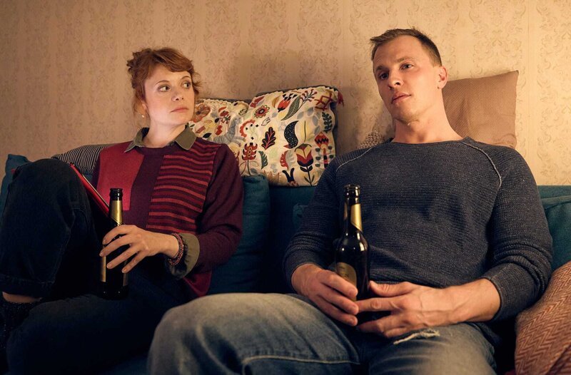 Ringo Holländer (Tim Kalkhof, r.), der mit seiner Cousine Tilly Vogel (Sina Reiß, l.) zusammenwohnt, will sich bei privaten Themen nicht in die Karten gucken lassen. – Bild: ARD/​Rudolf Wernicke