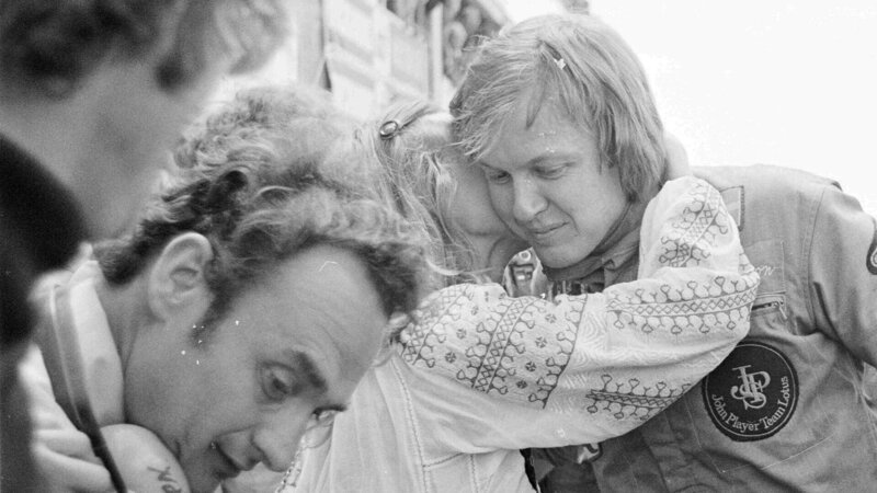 Ronnie Peterson (r) Die Verwendung des sendungsbezogenen Materials ist nur mit dem Hinweis und Verlinkung auf TVNOW gestattet. – Bild: TVNOW /​ 2017 Nordic Entertainment Group