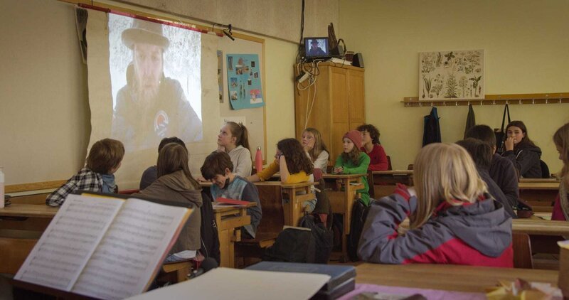 Jonathans Klasse in Berlin folgt seinem Onlineunterricht aus Lappland. – Bild: ZDF und Bernadette Paassen.