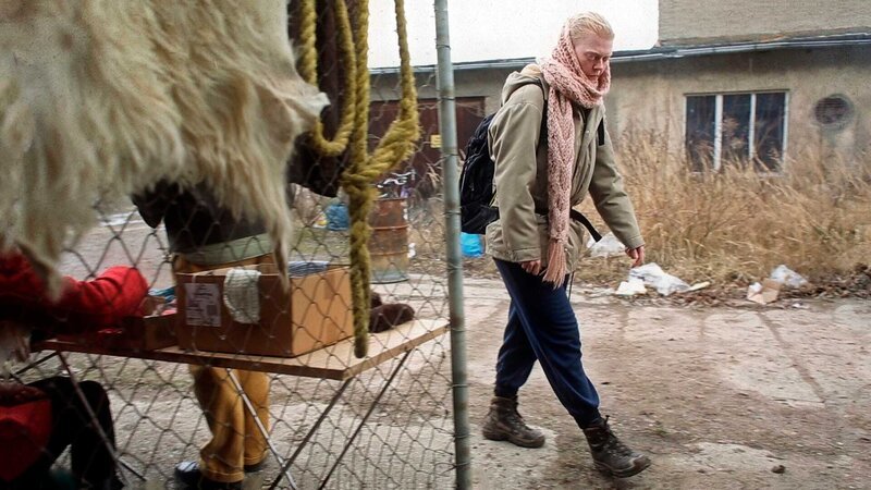 Sonja ( Sonja Schrader) auf dem Weg zum Markt. – Bild: MDR/​Matthias Ritzmann