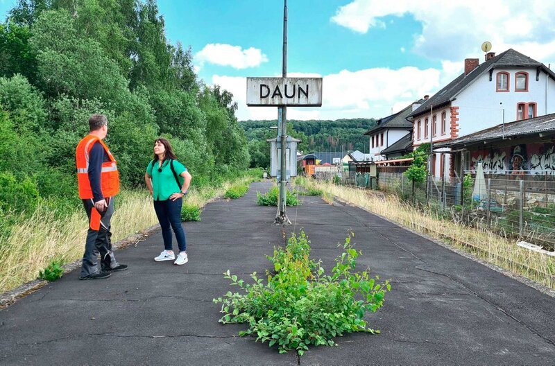 In Daun in der Vulkaneifel wurde die Schiene stillgelegt. Eine Initiative kämpft für die Reaktivierung des Bahnverkehrs. – Bild: SWR/​Kristina Schäfer