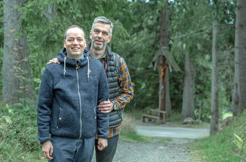 Der Weg, bis sie zueinander und ihrer Liebe stehen konnten, war lang. Marius und Heiko haben es schließlich doch gewagt und füreinander ihren Berufstraum aufgegeben: das katholische Priesteramt. – Bild: SWR/AV Medien Der Weg, bis sie zueinander und ihrer Liebe stehen konnten, war lang. Marius und Heiko haben es schließlich doch gewagt und füreinander ihren Berufstraum aufgegeben: das katholische Priesteramt. – Bild: SWR/AV Medien