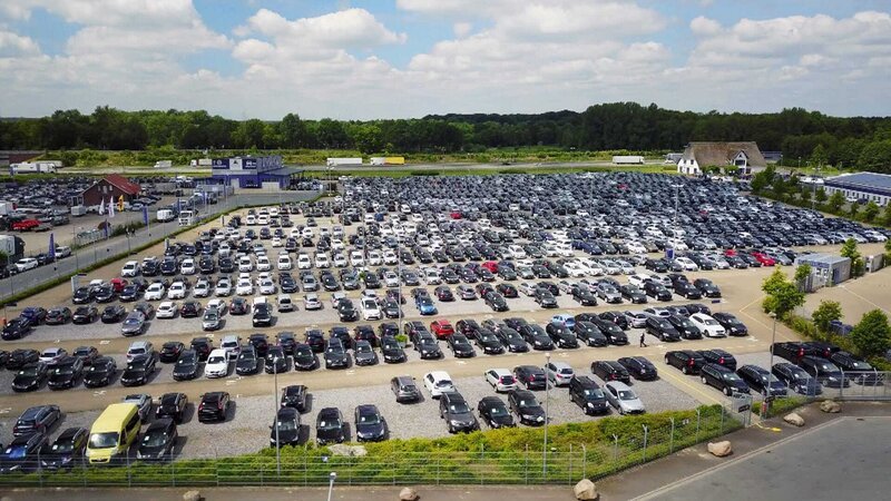 Jedes Jahr finden über 14.000 Fahrzeuge im Bremer Gebrauchtwagenhandel „Dat Autohus“ einen neuen Besitzer. – Bild: N24 Doku Jedes Jahr finden über 14.000 Fahrzeuge im Bremer Gebrauchtwagenhandel „Dat Autohus“ einen neuen Besitzer. – Bild: N24 Doku