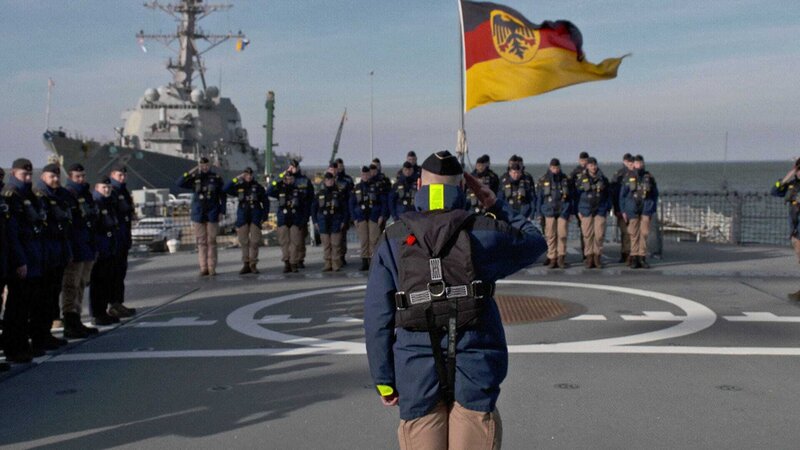 Die Hightech-Fregatte der Bundesmarine ist mit hochkomplizierter Ortungstechnik und schlagkräftigen Waffen ausgestattet. – Bild: WELT