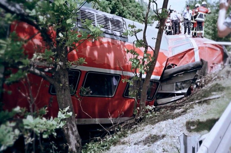  Das Zugunglück bei Garmisch-Partenkirchen forderte fünf Todesopfer und 68 Verletzte. Ist Bahnfahren noch sicher? War die marode Schieneninfrastruktur Ursache des Unglücks? – Bild: SWR/​ BR24 /​ SWR Presse/​Bildkommunikation