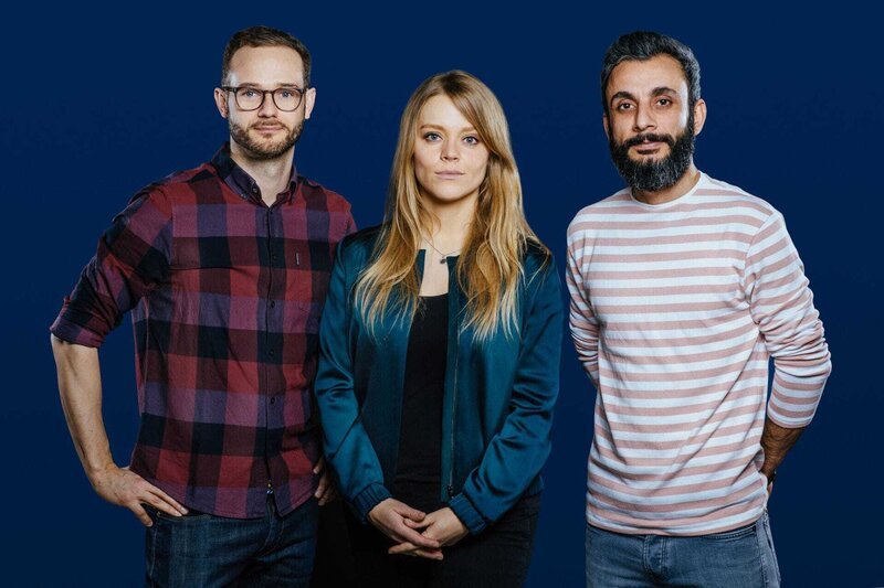 Die Moderatoren (von links): Rainer Maria Jilg, Sabine Pusch und Ramo Ali. – Bild: BR/​Lisa Hinder