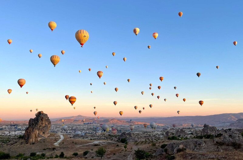 Jeden Morgen starten bis zu 160 Heißluftballons in den Himmel über Kappadokien. – Bild: Till Lehmann /​ Jeden Morgen starten bis zu 160 Heißluftballons in den Himmel über Kappadokien.