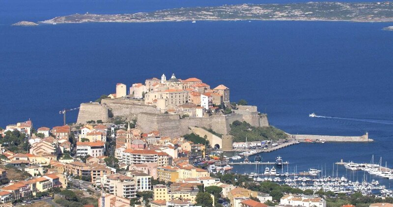 Die kleine Küstenstadt Calvi auf Korsika mit ihrer eindrucksvollen genuesischen Zitadelle. – Bild: ZDF und Franck Decluzet.