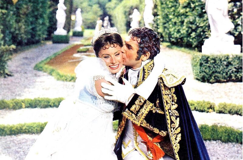 Madame Sans-Gene - Ungezähmte Catherine – Bild: 1962 Gaumont (France)/​G.E.S.I. Cinematografica/​La Compagnia Cinematografica Champion (Italie) /​ Als Catherine (Sophia Loren, li.) und Lefebvre (Robert Hossein, re.) eine Heldentat vollbringen, die den Sieg Napoleons (Julien Bertheau,  …