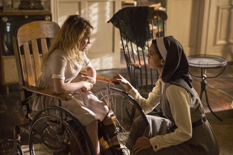 Janice (Talitha Bateman, l.); Schwester Charlotte (Stephanie Sigman, r.) – Bild: © 2017 Warner Bros. Entertainment Inc. Janice (Talitha Bateman, l.); Schwester Charlotte (Stephanie Sigman, r.) – Bild: © 2017 Warner Bros. Entertainment Inc.