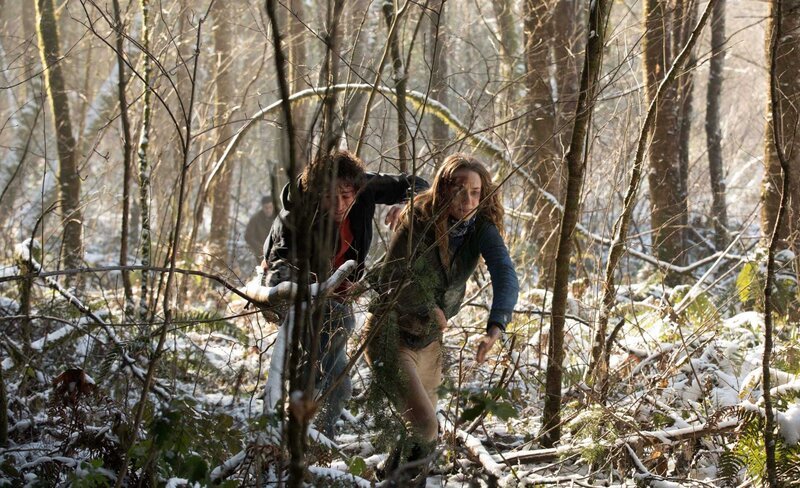 Showdown: Sean (Robert Sheehan, M.) und Katie (Kerry Condon) fliehen vor Cale (David Tennant, l.) durch den Wald. – Bild: ZDF und Scott Green.