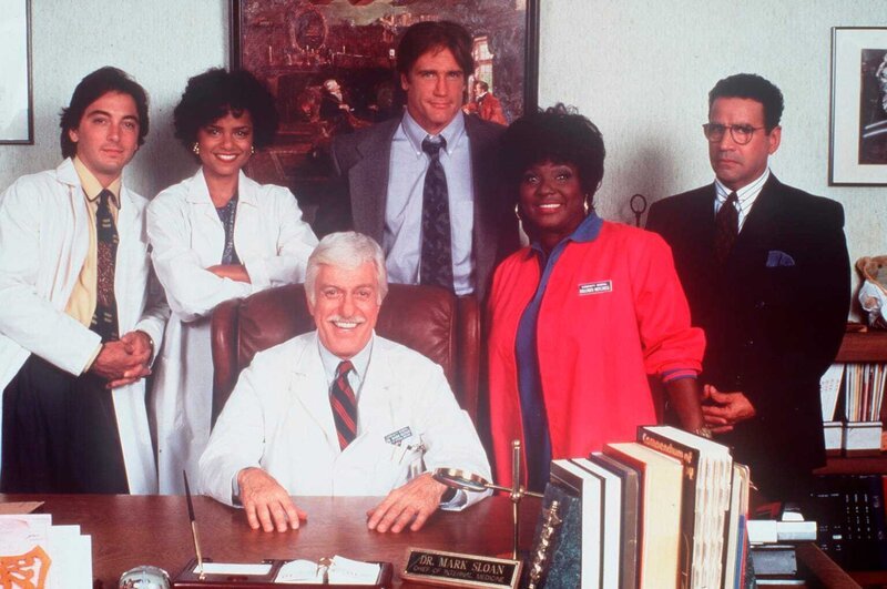 Dr. Sloan (Dick Van Dyke, sitzend) inmitten seines bewährten Teams. (v.l.n.r.) Jack (Scott Baio), Amanda (Victoria Rowell), sein Sohn Steve (Barry Van Dyke), die Oberschwester Delores (Delores Hall) und der Verwaltungschef des Krankenhauses Norman (Michael Tucci). – Bild: Viacom Lizenzbild frei