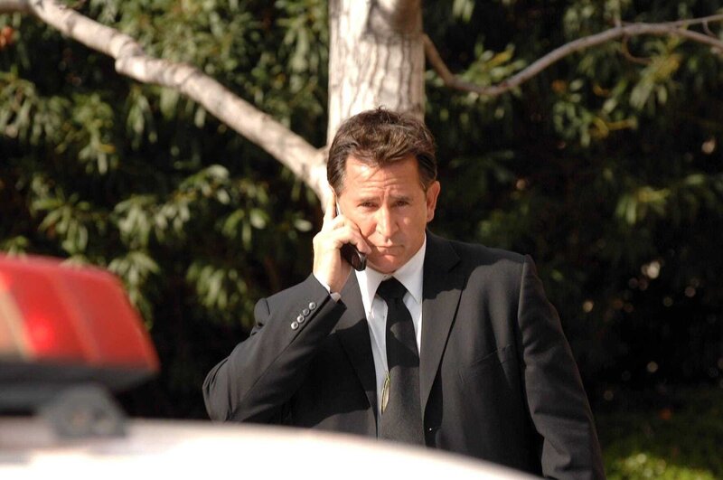 Die Suche nach Jason Turner, Vorarbeiter einer Wasseraufbereitungsanlage, läuft auf Hochtouren, nachdem Jack (Anthony LaPaglia) erfahren hat, dass der aus Desert Springs Stammende seine Identität änderte, bevor er nach New York kam … – Bild: PLURIMEDIA (Warner Bros)