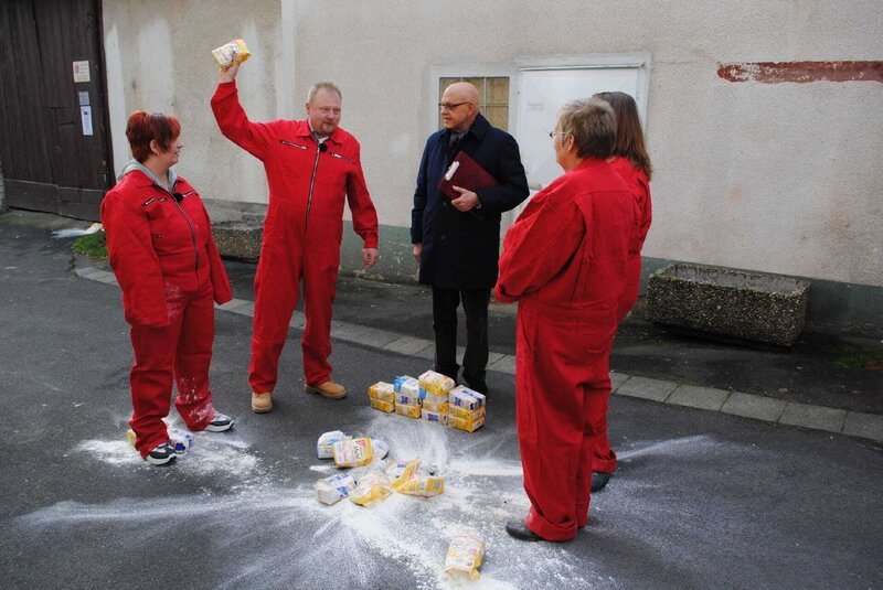 Streitschlichter Franz Obst (Mi.) fordert die verfeindeten Nachbarn zu einem Spiel auf. Edelgard Pfeifer (63, re.), unterstützt von ihrer guten Freundin Stefanie Blümm und Denise Hörning (40, li.) mit Robert Bergmeier (44). – Bild: SUPER RTL