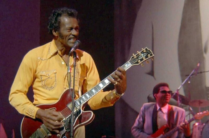 Mitte der 1980er Jahre würdigte der Regisseur Taylor Hackford den Ausnahmemusiker Chuck Berry mit seinem Dokumentarfilm „Hail! Hail! Rock ‚n‘ Roll“. Der Film enthält legendäre Konzertmitschnitte aus dem Fox Theatre in St. Louis, Missouri. – Bild: Universal Media / © Universal Media Mitte der 1980er Jahre würdigte der Regisseur Taylor Hackford den Ausnahmemusiker Chuck Berry mit seinem Dokumentarfilm „Hail! Hail! Rock ‚n‘ Roll“. Der Film enthält legendäre Konzertmitschnitte aus dem Fox Theatre in St. Louis, Missouri. – Bild: Universal Media / © Universal Media