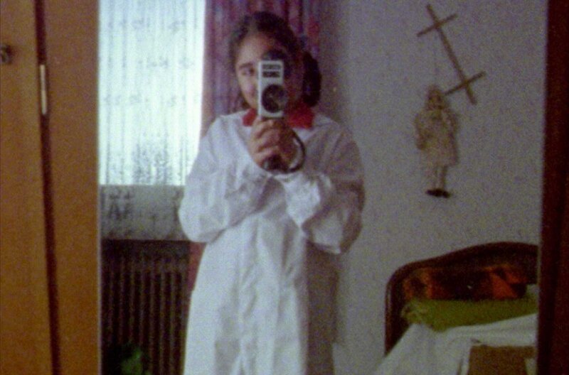 Die siebenjährige Kimîa (Sara Spaeth) bekommt zu Weihnachten eine neue Super-8-Kamera geschenkt. – Bild: Philipp Link/​Gute Zeit Film /​ Die siebenjährige Kimîa (Sara Spaeth) bekommt zu Weihnachten eine neue Super-8-Kamera geschenkt.