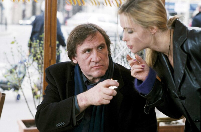Nathalie - Wen liebst du heute Nacht? – Bild: 2003 Studiocanal/​Gaumont/​France 2 Cinéma /​ Mit dem falschen Namen „Nathalie“ soll Marlène (Emmanuelle Béart) Catherines unwissenden Ehemann Bernard (Gérard Depardieu) verführen. Catherine hat die Prostituierte beauftragt, um  …
