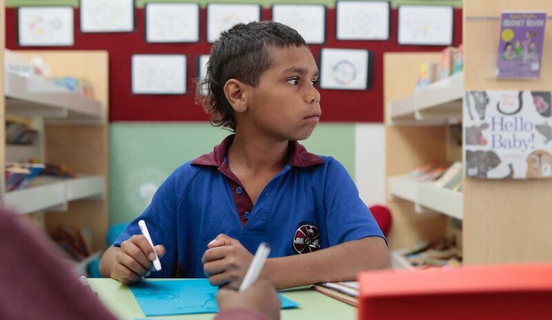 Dujuans Großmutter Carol möchte, dass er zusätzlich zur normalen Schulausbildung eine solide Erziehung nach den traditionellen Werten erfährt. Sie unterstützt ihren Enkel bestmöglich dabei, seinen Platz in der Gesellschaft zu finden. – Bild: ARTE F / © Maya Newell / © Maya Newell Dujuans Großmutter Carol möchte, dass er zusätzlich zur normalen Schulausbildung eine solide Erziehung nach den traditionellen Werten erfährt. Sie unterstützt ihren Enkel bestmöglich dabei, seinen Platz in der Gesellschaft zu finden. – Bild: ARTE F / © Maya Newell / © Maya Newell