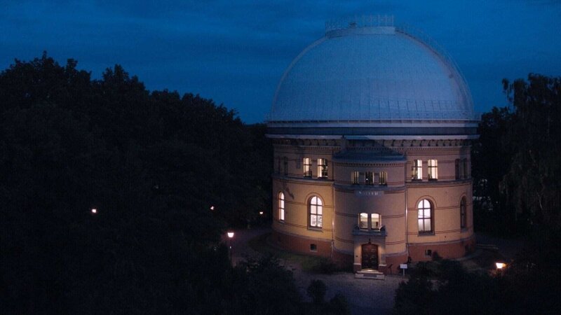 Der Große Refraktor auf dem Potsdamer Telegrafenberg. Die Moderationen mit Prof. Harald Lesch kommen aus dem historischen Gebäude. Heute gehört es zum Leibniz-Institut für Astrophysik Potsdam. Mit dem Doppelteleskop wurde einst das Interstellare Medium entdeckt. – Bild: ZDF und Thomas Gutberlit/​Thomas Gutberlit